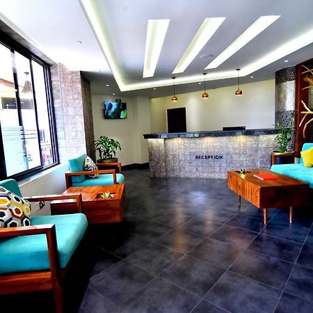 Victoria Mews Hotel Kampala Extérieur photo