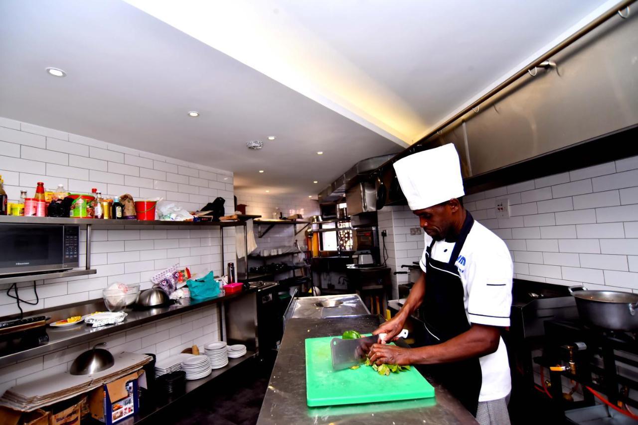 Victoria Mews Hotel Kampala Extérieur photo