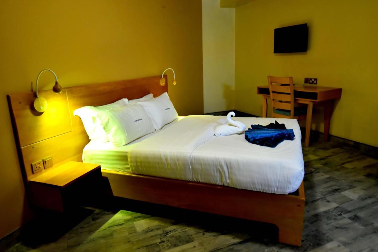 Victoria Mews Hotel Kampala Extérieur photo