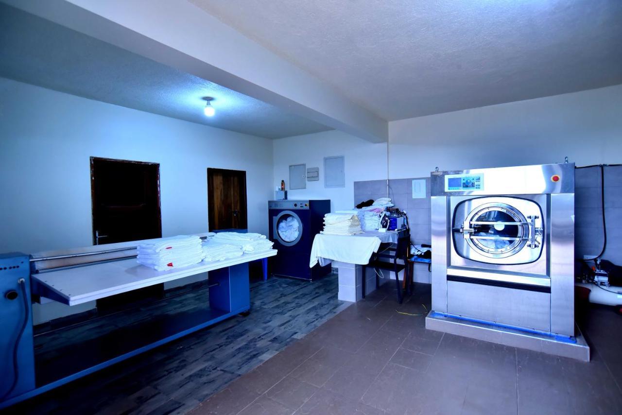 Victoria Mews Hotel Kampala Extérieur photo